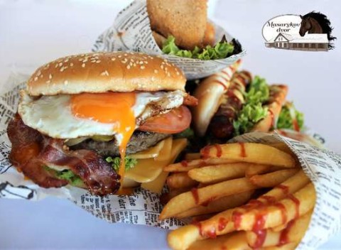 Hamburger, grilované koleno a k tomu pivo alebo káva s chutným dezertom na terase Masarykov dvor.