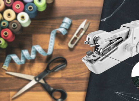 Ručný šijací stroj s príslušenstvom. ​​​​​​​Veľmi užitočný elektrický šijací stroj do vrecka .