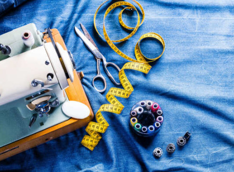 Rýchlokurz alebo mesačný kurz šitia, v malých skupinách, od 2 do 4 ľudí.