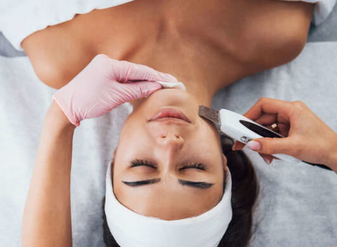 Ošetrenie aknóznej pleti alebo ošetrenie mezoterapiou s kolagénovou maskou.