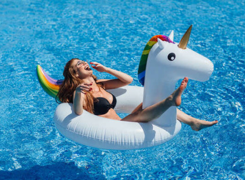 Štýlové nafukovačky – a leto môže začať! Nafukovačka do vody v rôznych tvaroch.