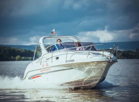 Štýlová plavba motorovým člnom po Dunaji až do Viedne s fľašou sektu pre 6 osôb.