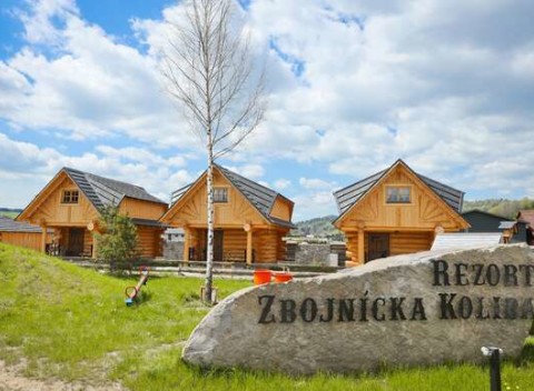 Nové chatky pre 5 osôb na Orave pri Zbojníckej kolibe s polpenziou a možnosťou pivných kúpeľov.