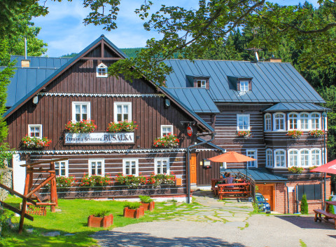 Krkonoše v Penzióne Rusalka s vonkajším bazénom, saunou, polpenziou a bohatým vyžitím.