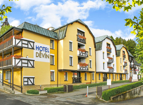 Mariánské Lázně v Spa Hoteli Děvín *** v izbe Superior či De Luxe s polpenziou, bazénom, procedúrami.
