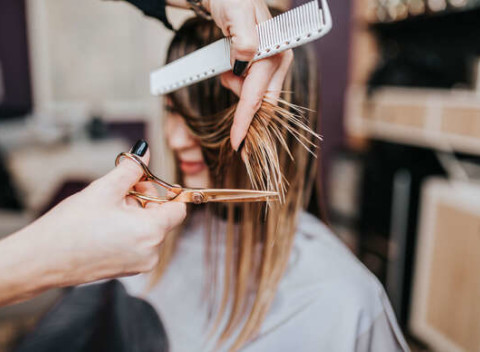 Dámsky strih, farbenie alebo melír, bayalage - dodajú potrebnú iskru vašim vlasom.