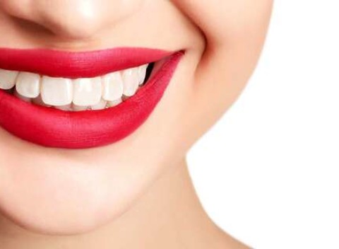 Dentálna hygiena a bielenie zubov pre žiarivý a zdravý úsmev.