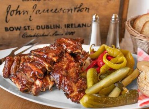 Najlepšie pochúťky k pivu – pečené rebrá, krídla alebo rezne v Beer Arene.