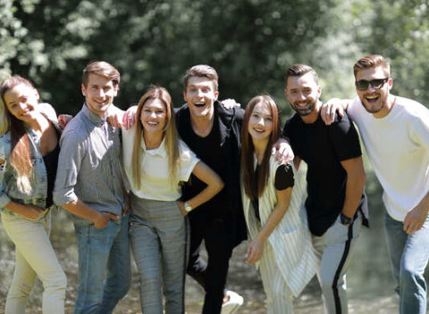 Svoj stres z komunikácie v angličtine odbúrajte letným retro kempom pre dospelých.