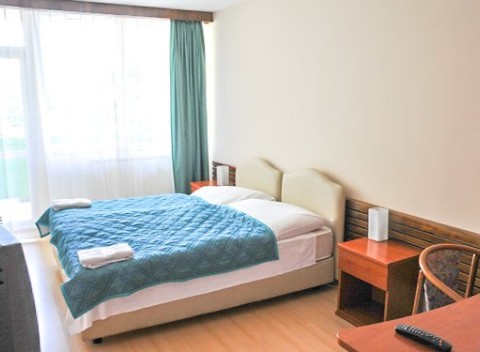 Miskolc neďaleko jaskynných kúpeľov v Park Hoteli *** s wellness, požičaním bicyklov a polpenziou.