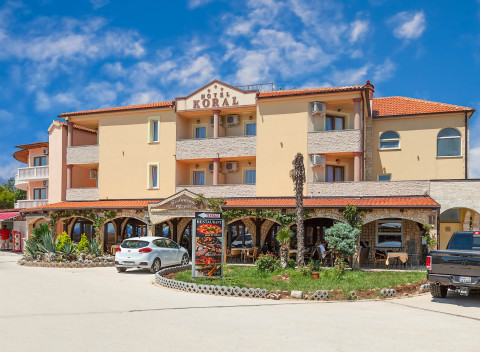 Chorvátsko: Istria blízko Puly v Hoteli Koral *** len 50 m od mora s raňajkami + dieťa do 7 r zdarma.