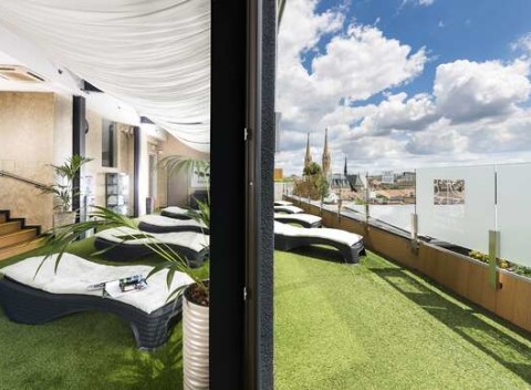 Superior izba hotela Bo33**** v centre Budapešti, strešné wellness a raňajky so sektom.