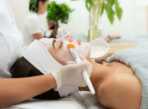 Uvoľňujúca masáž tváre, hĺbkové ošetrenie alebo čistenie aknóznej pleti.