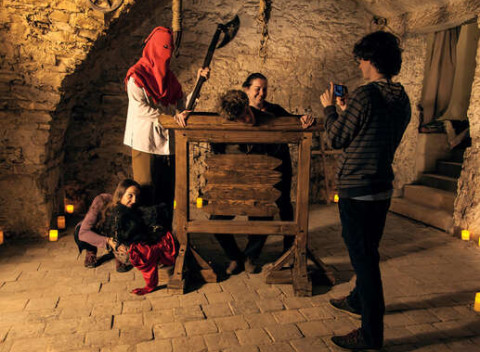 Strašidelná prehliadka pražského podzemia s komentovanou prechádzkou nočným mestom.