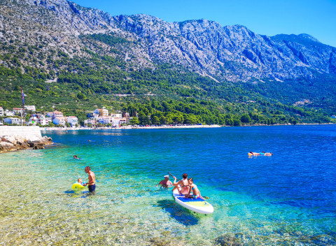 Makarská riviéra len 400 m od mora v apartmánoch Vila Marta pre 2 - 6 osôb s autobusovou dopravou.