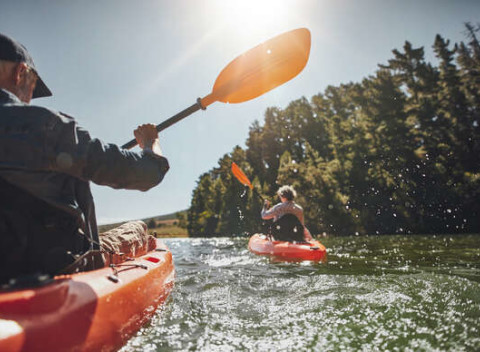 Dobrodružný splav Malého Dunaja na kanoe. Ideálna letná aktivita pre partiu priateľov.