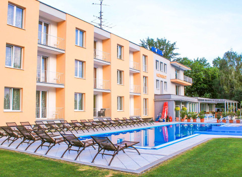 Piešťany pri priehrade Sĺňava: Hotel Korekt *** s vonkajšími bazénmi, 50% zľavami a polpenziou + dieťa zdarma.