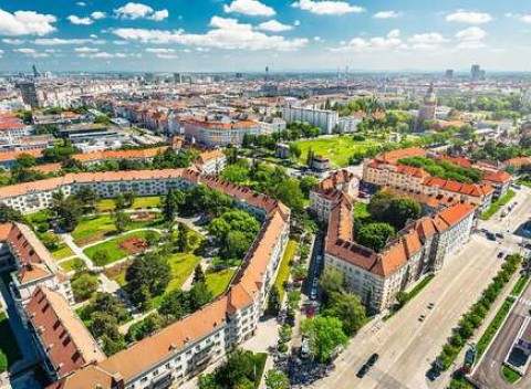 Špičkový Holiday Inn vo Viedni s dychberúcim 360-stupňovým výhľadom k raňajkám.