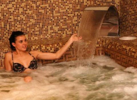 Zoberte celú rodinu a doprajte si jedinečný relax s neobmedzeným wellness a polpenziou v Maďarskom 3* Kincsem Wellness Hoteli pri Komárne.