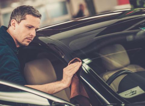 Komplexná starostlivosť o exteriér a interiér vozidla s použitím profesionálnej čistiacej techniky a kvalitnej rady prípravkov AutoSmart.