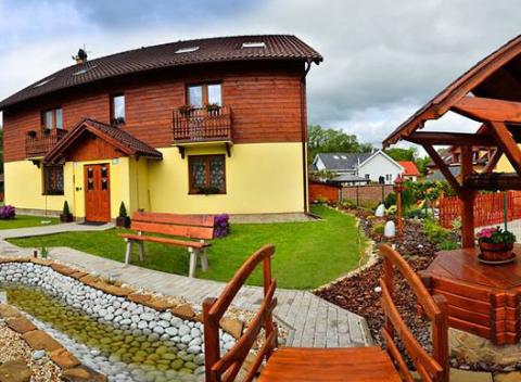 V horskom prostredí s prekrásnym výhľadom na Nízke Tatry vám Vila Horal ponúkne odpočinok i aktívnu dovolenku.  