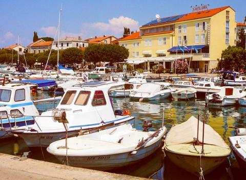 Prázdniny pod chorvátskym slnkom na ostrove Krk. Pobyt v apartmánoch so súkromnou plážou a fľašou vína na privítanie v Mare & Mons Deluxe.