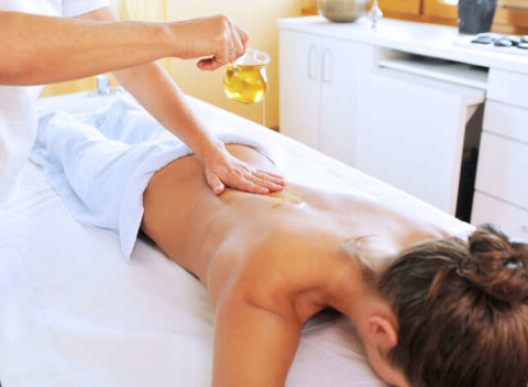 Veľký výber masáží – klasická, reflexná, terapeutická alebo aróma od profesionálneho maséra.