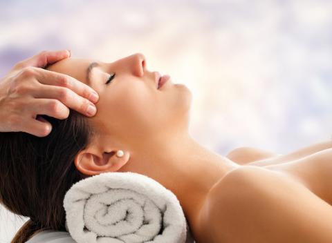 Profesionálne masáže - klasická, antimigrenózna či špeciálna indická masáž hlavy Champi. Uvoľnenie a relax docielite blahodárnou masážou. 