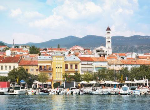 Prežite pokojnú dovolenku pri Jadranskom mori v štýlovom 4* Grand Hoteli Dramalj v Chorvátsku s raňajkami a wellness.