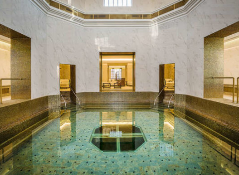 Kráľovský Royal Palace***** s kúpeľnými procedúrami, SPA&AQUAPARK-om a Zlatým kúpeľom Royal Bath.