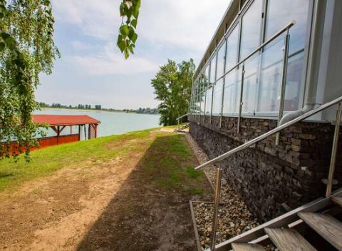 Leto na Slnečných jazerách s neobmedzeným kúpaním, paddleboard-om a polpenziou.