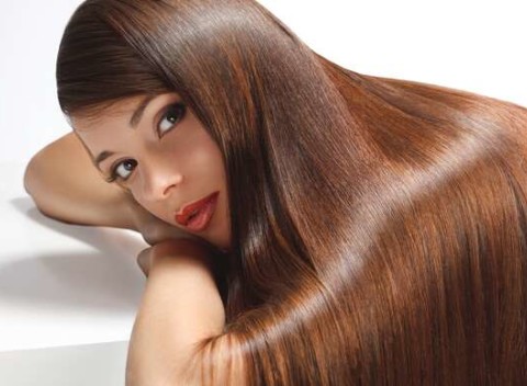 Brazílsky keratín pre hebké vlasy alebo kúra proti rozštiepeným končekom v salóne Barberia.