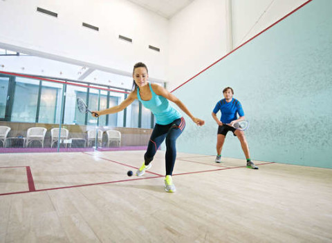 Jednorazový vstup alebo 5-vstupová permanentka na squash s 50 % zľavou do wellness v Hoteli Devín.