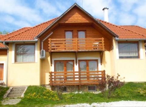 Prežite pokojnú rodinnú dovolenku v kúpeľnom mestečku Kehidakustány, ubytujte sa v Liliom Apartman Kehida s polpenziou a vstupom do kúpeľov.