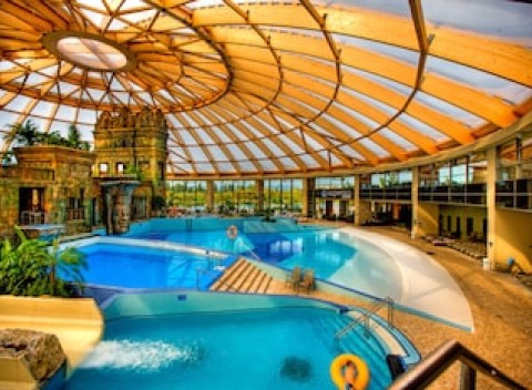 Welnes vikend pre dvoch v Aquaworld resorte v Budapesti s raňajakmi alebo polpenziou.