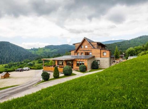 Pobyt v Hoteli Havrania – náruč lesov Malej Fatry s wellness, polpenziou a výhľadom na Rozsutec.