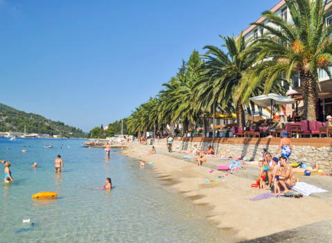 Ostrov Korčula priamo na pláži v Hoteli Posejdon *** s polpenziou a živou hudbou + dieťa zdarma.