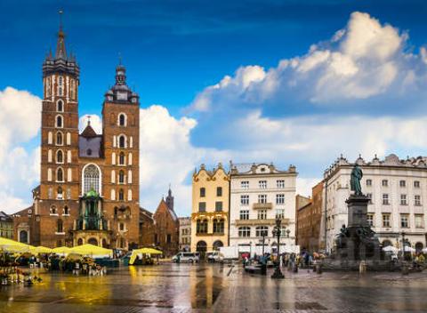 Historický Krakov je jedným z najnavštevovanejších miest v Európe. Doprajte si rodinný pobyt v 3* hoteli Petrus s raňajkami či polpenziou.