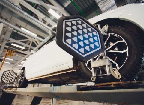 Idete rovno, volant je rovno, len to auto nejak nejde rovno. Meranie a nastavenie geometrie kolies.