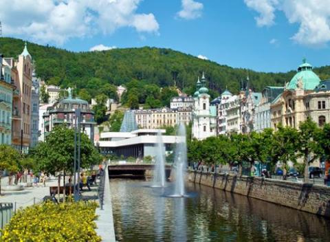 Pokojné prostredie Karlových Varov, kontinentálne raňajky, vstup do Alžbetinych lázní – to je pobyt v  malebnom penzióne Nádražní stezka.